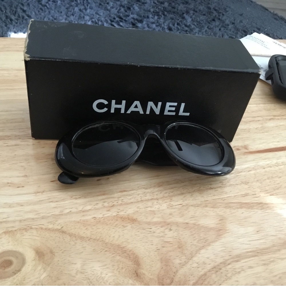 CHANEL Elegant Black Sunglasses Women